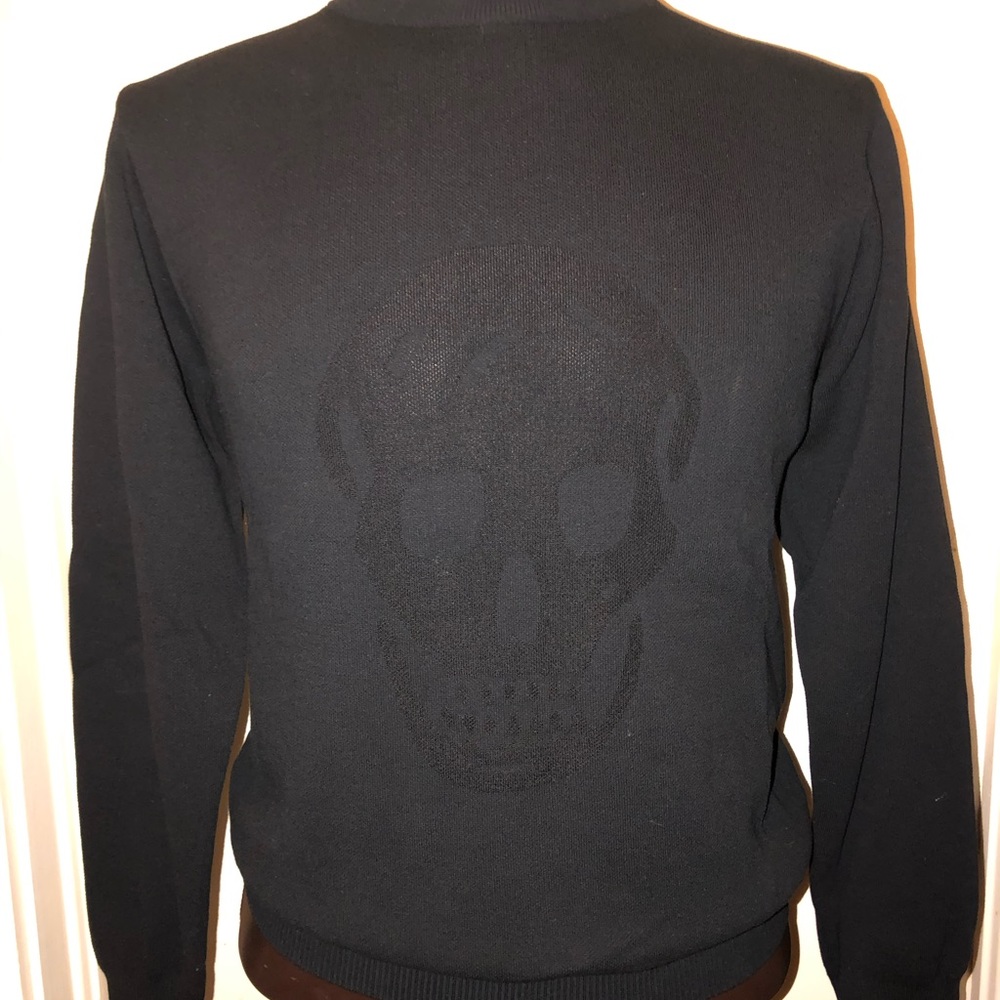 Alexander McQueen men’s black crewneck sweater w/ a large on tone skull detail.